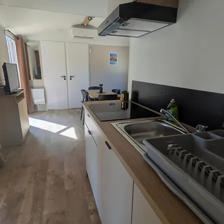 Camping Mobilhome Bord De Les Chenes *